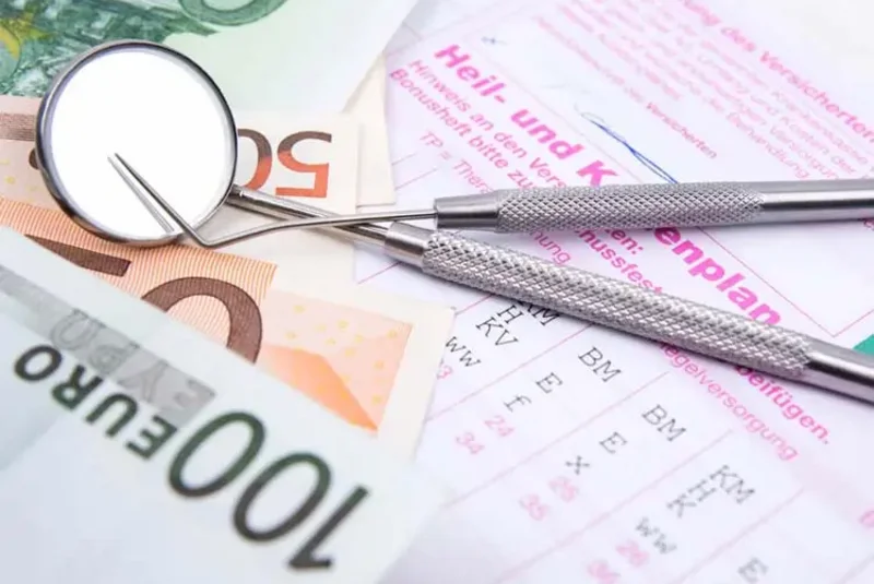 Zahn&auml;rztliche Instrumente auf verschiedenen Euro-Banknoten und einem Heil- und Kostenplan