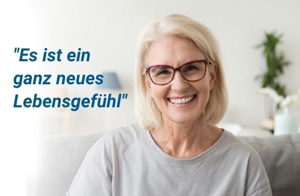 Ältere Dame mit Brille lächelt in Kamera, links ein Zitat zur Behandlung